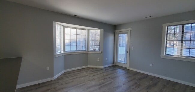 Building Photo - Beautifully Upgraded 1-Bedroom Condo in Downtown Traverse City