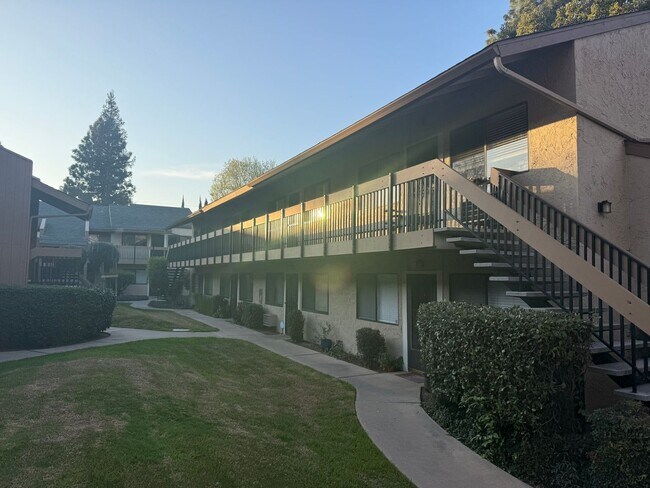 Building Photo - CAMPBELL - Downstairs unit in desirable location