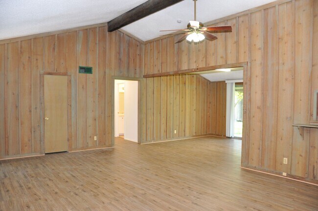 Building Photo - 2 Bedroom 1 Bath 1 Car Garage in Heart of ...
