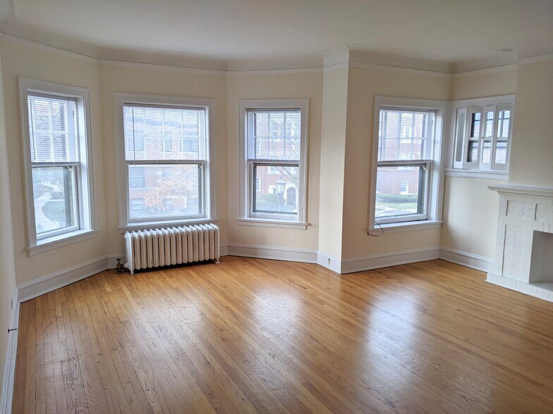 Building Photo - 725 Hinman Ave