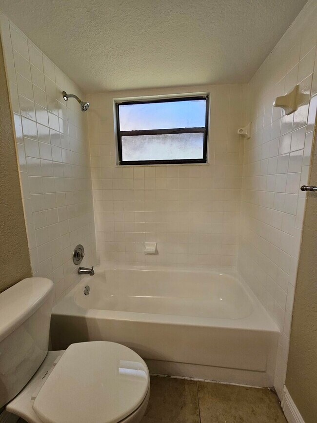 Building Photo - 1447 Lake Crystal Dr
