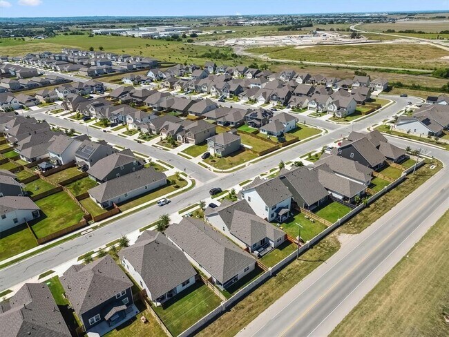 Building Photo - 905 Gray Fox Lp