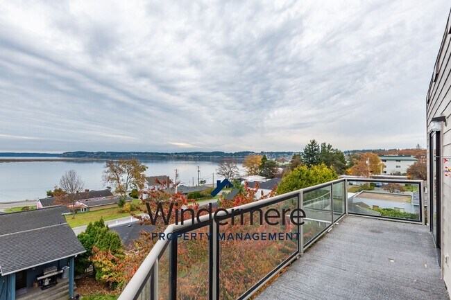 Building Photo - 3 bed 2 bath Condo with a View!