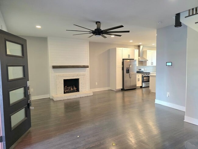 Building Photo - Gorgeous one of a kind 5 bedroom home fully updated