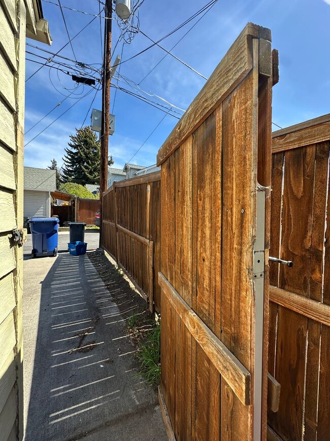 Building Photo - 245 NW Tumalo Ave