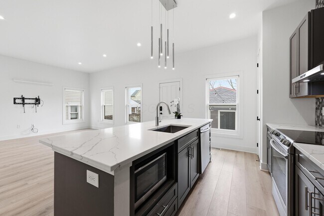 Building Photo - 1102 Summit St