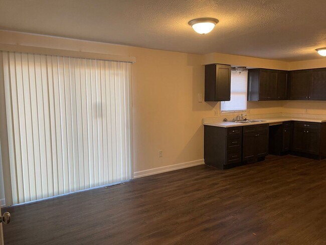 Building Photo - PRE-LEASING! 3 Bedroom in the heart of Springfield