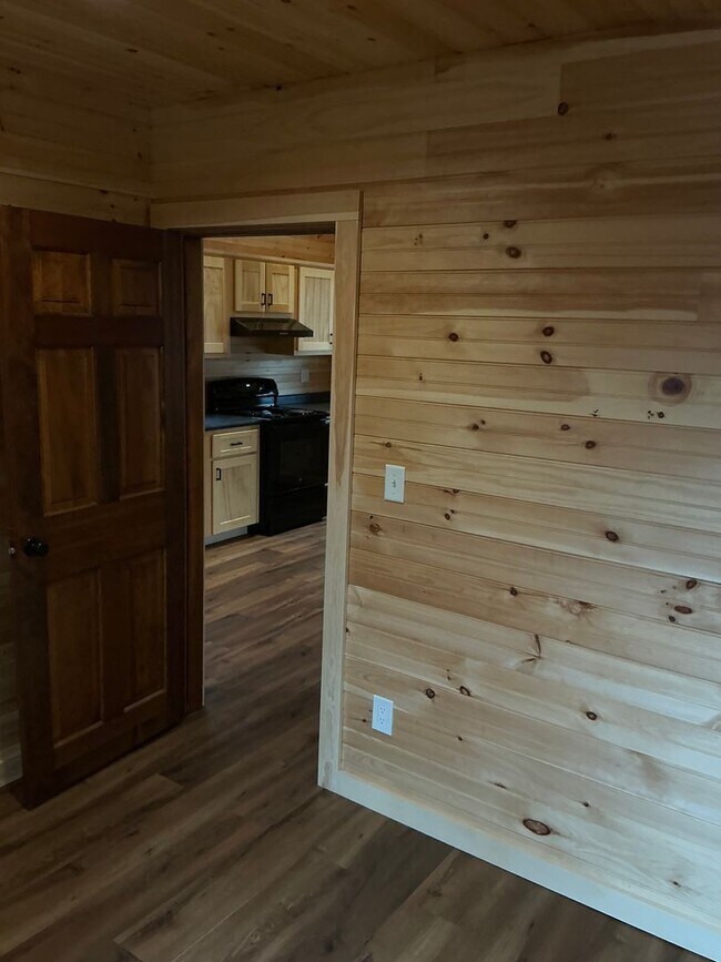 Building Photo - Quiet Country Living