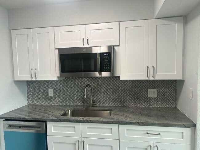 Building Photo - Renovated Treasure Island 1BR Condo - Steps to the Beach!