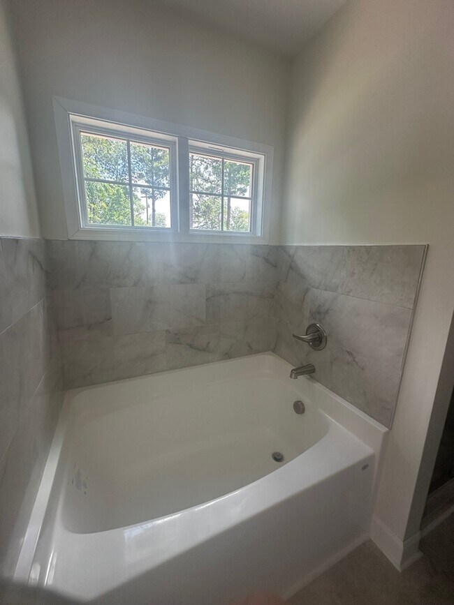Building Photo - 645 Glensford Dr