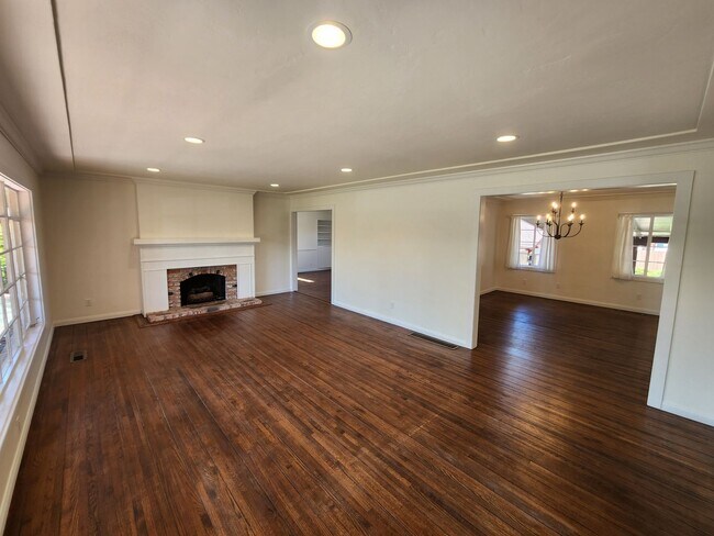 Building Photo - 4950 Rosehedge Dr