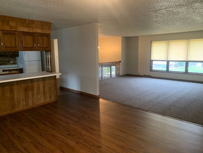 Building Photo - Beautiful Spacious 3 Bedroom, 2.5 Bath Hom...