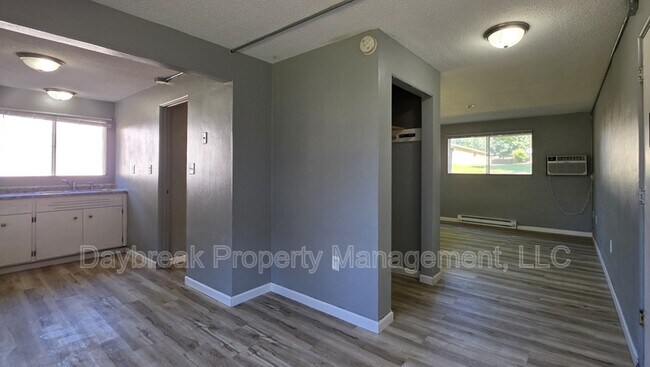 Building Photo - 32 10th Ave N