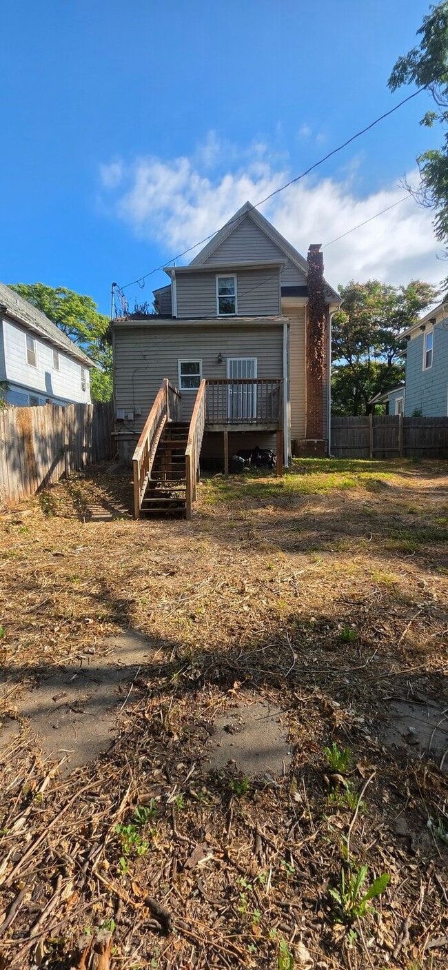 Building Photo - Welcome to this charming 3-bedroom, 2-bath...