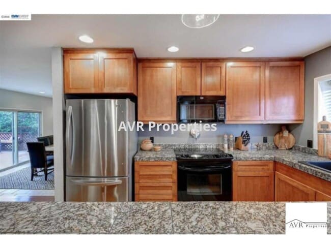 Building Photo - Solar panel, gorgeous, single family home