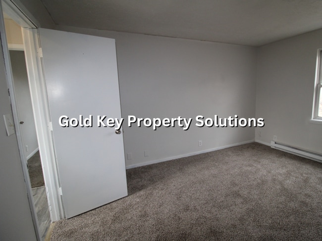 Building Photo - Huge 5 BR 2 Full Bath House with Central Air (Section 8 Approved)