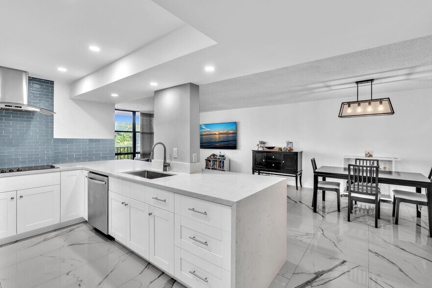 Building Photo - 1000 Parkview Dr