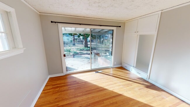 Building Photo - 218 E 33rd Pl