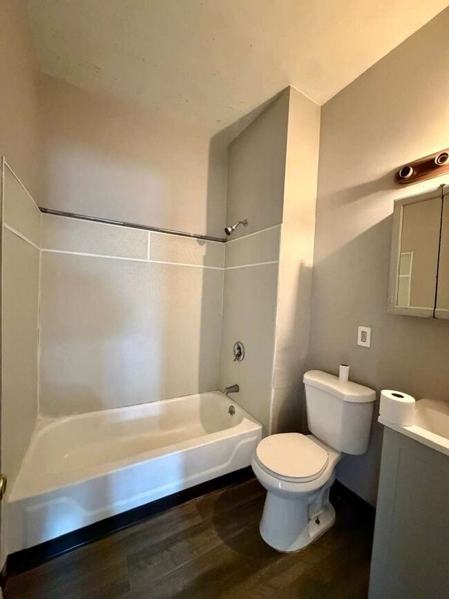 Building Photo - 618 E 97th St