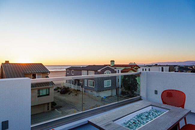 Building Photo - 3920 Ocean Dr