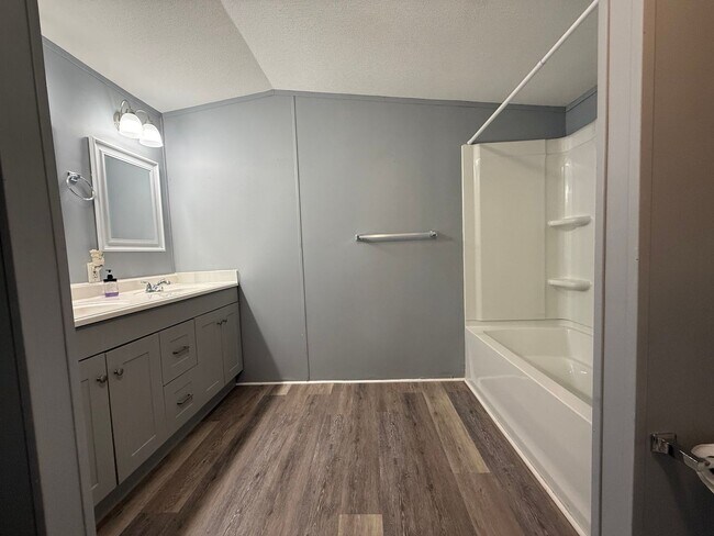 Building Photo - 3 Bedroom 2 Bathroom Mobile Home Located i...