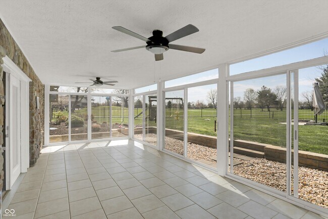 Building Photo - 3037 Golfview Dr