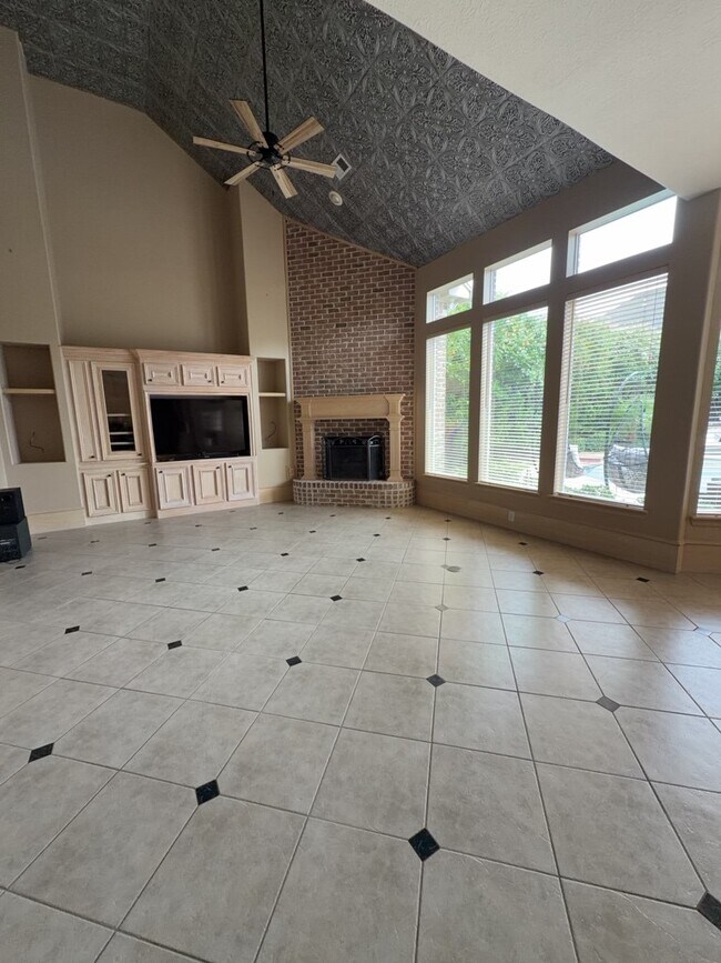Building Photo - 16410 Emilia Ct