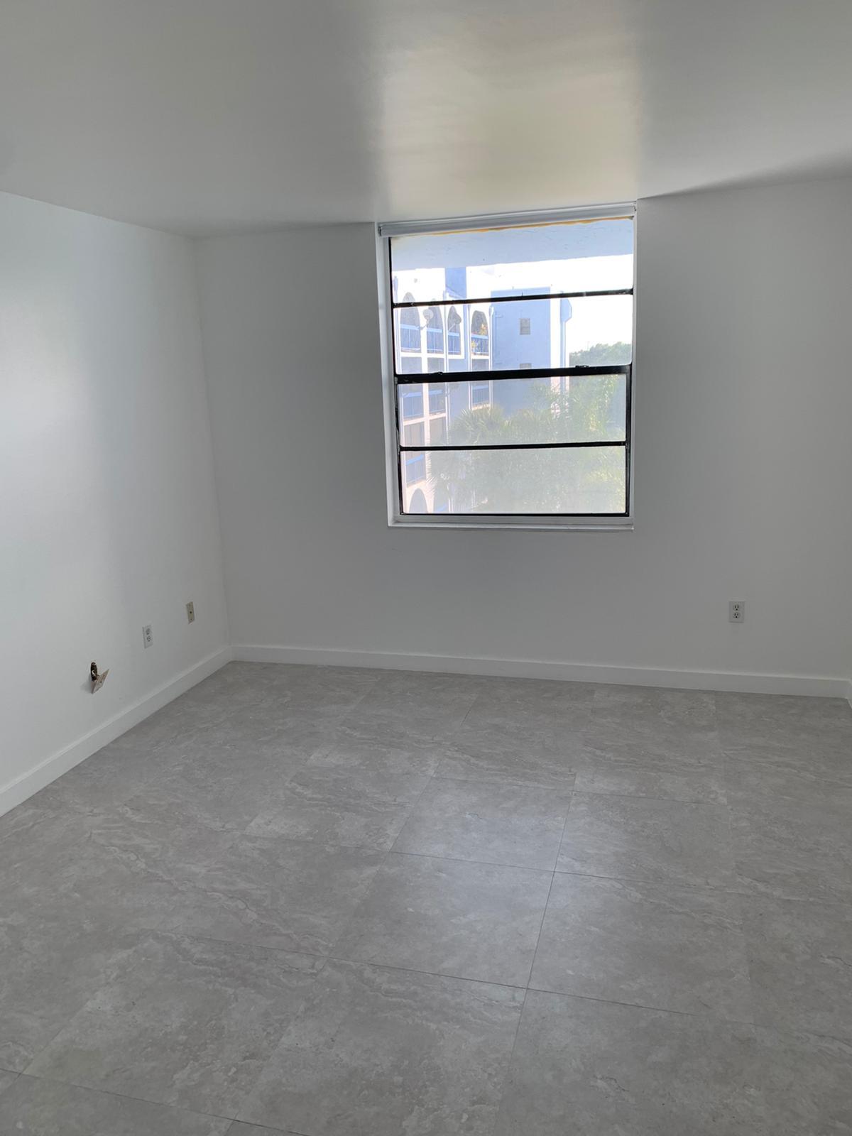Building Photo - 9460 Fontainebleau Blvd