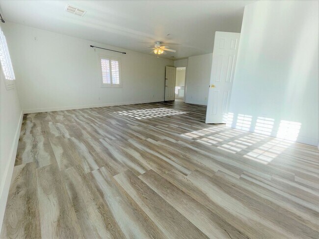 Building Photo - Two Oversized Rooms is what you looking for!