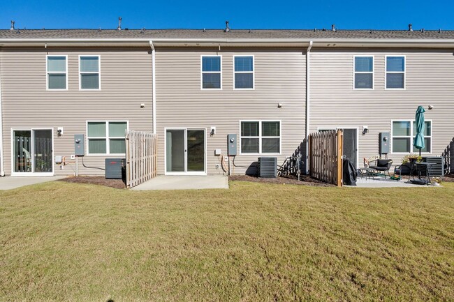 Building Photo - 3 BR, 2.5 BA Townhome, 6-12 month lease av...