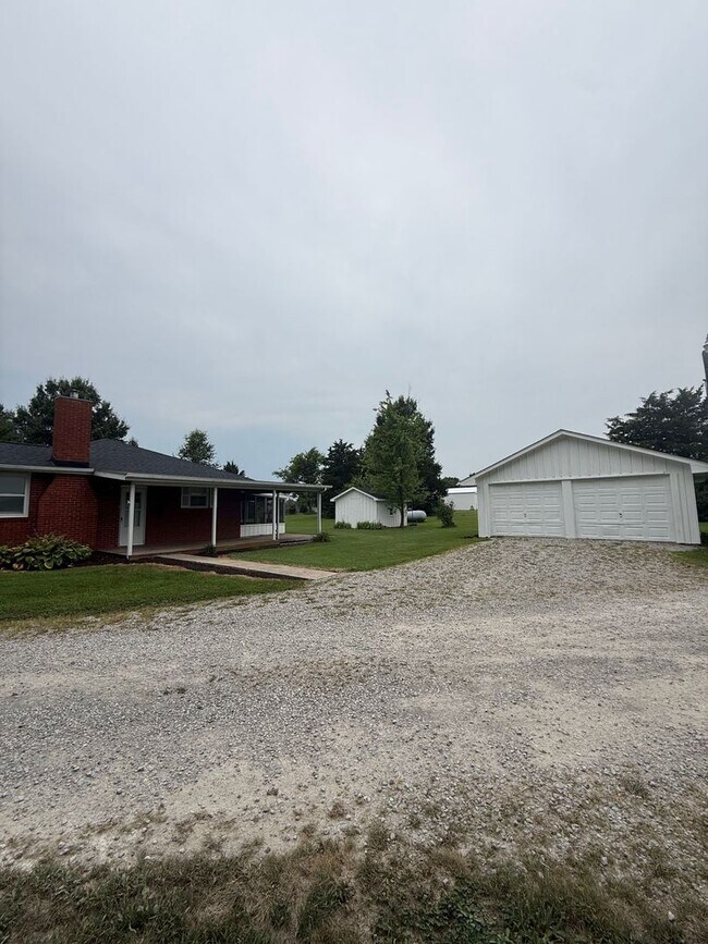 Building Photo - Charming 3-Bedroom, 3-Bathroom Farmhouse outside of Sturgeon MO - just 15 minutes from Columbia!