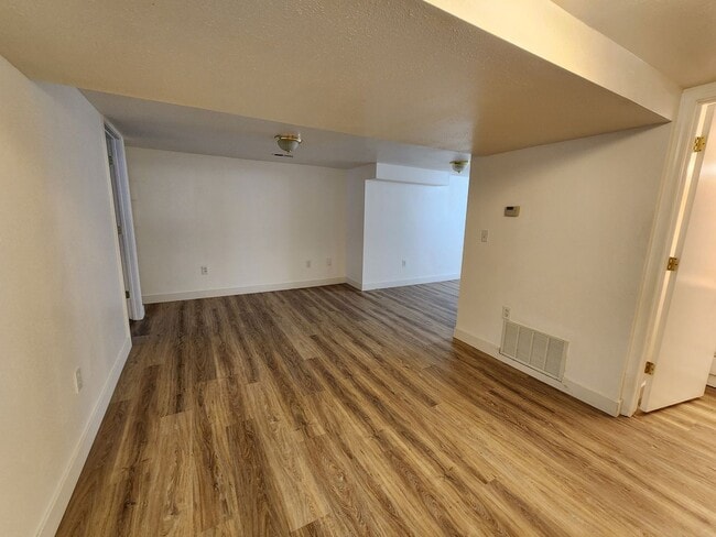 Building Photo - Flan3300