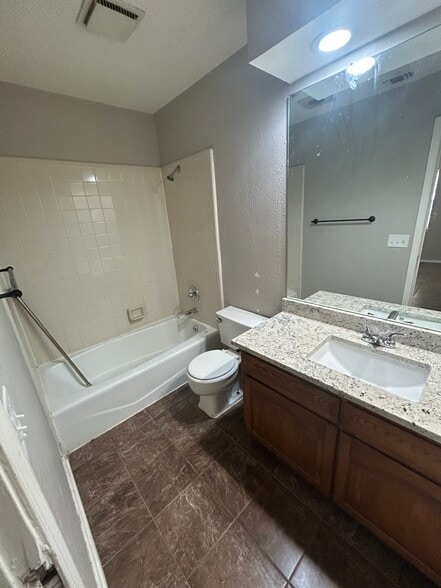 Master Bath - 1104 Magnolia St