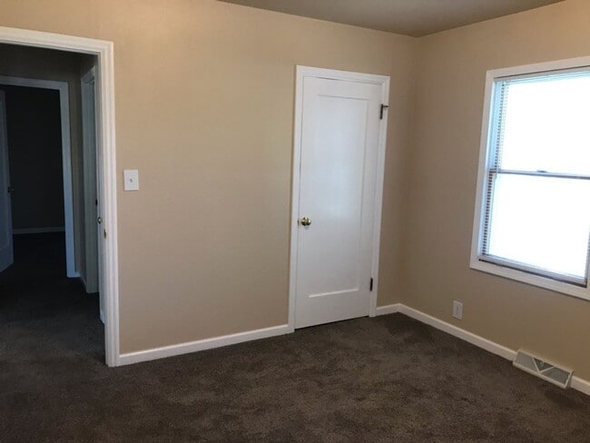 Building Photo - Gorgeous centrally located 2 bedroom, 1 bath with garage!