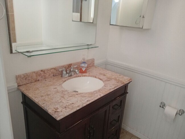 Building Photo - 3 Bedroom 2 bath Home in 29 Palms