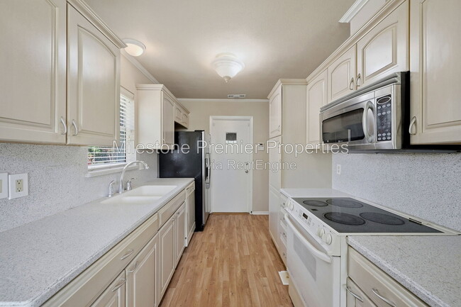 Building Photo - 302 Iowa St