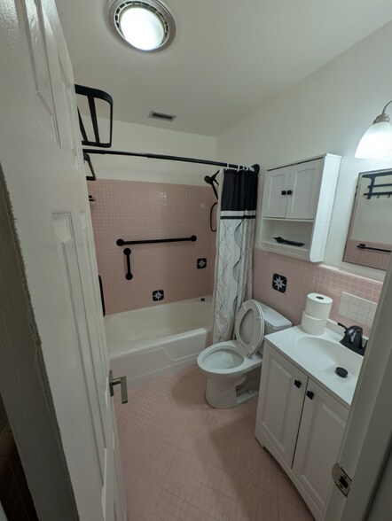 Building Photo - 557 Wilkie St