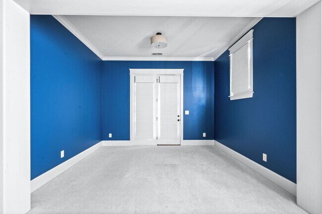 Building Photo - 1735 Hillmont Dr