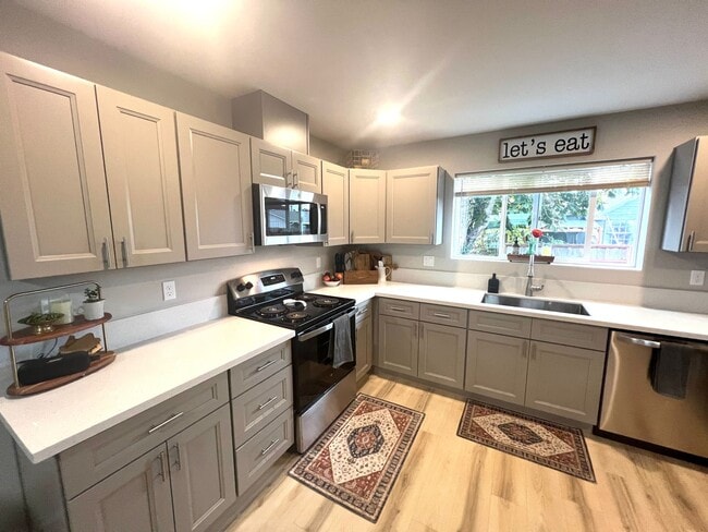 Building Photo - Beautiful 3 bed 2.5 bath Duplex Conveniently Located In Lebanon!