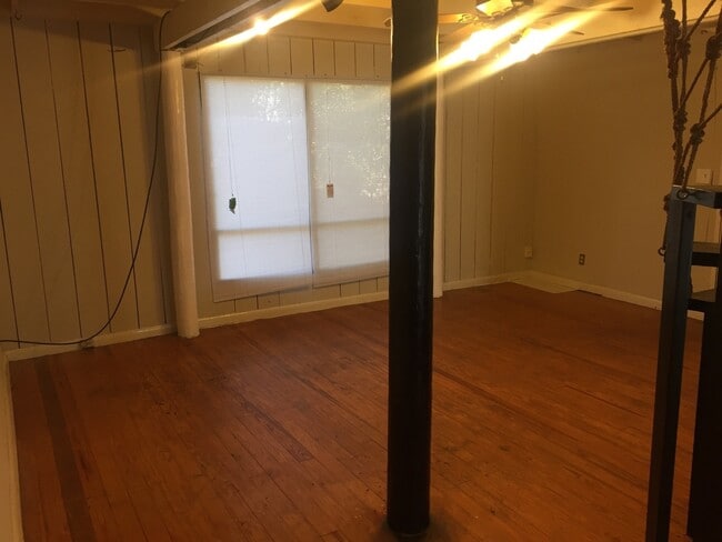 Building Photo - Unique & Affordable 2 Bedroom on Eastside ...