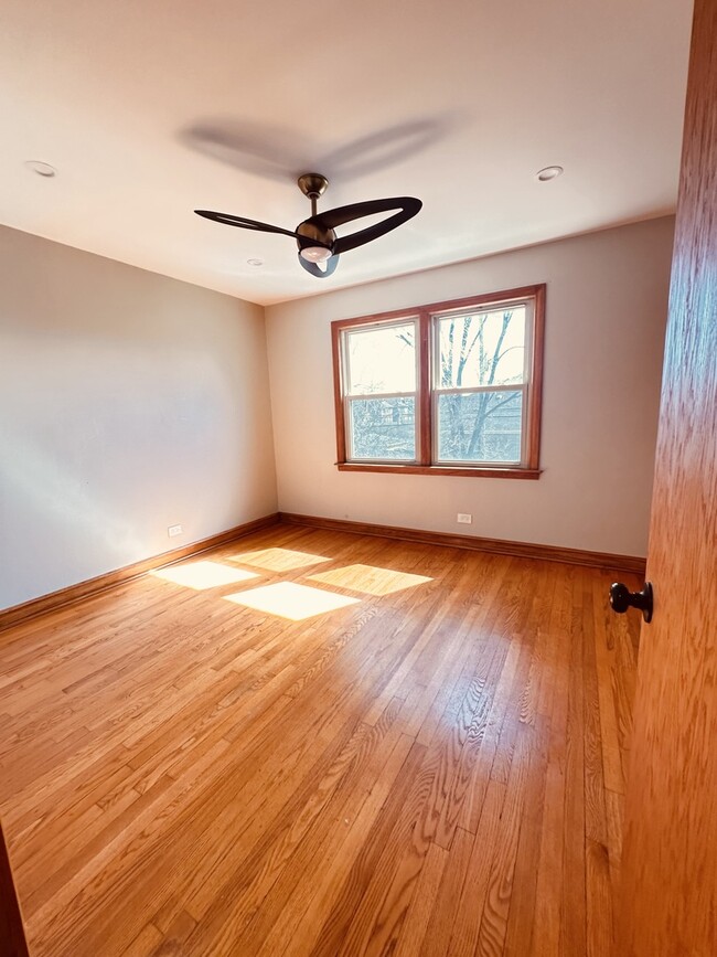 Building Photo - 2823 W 71st St