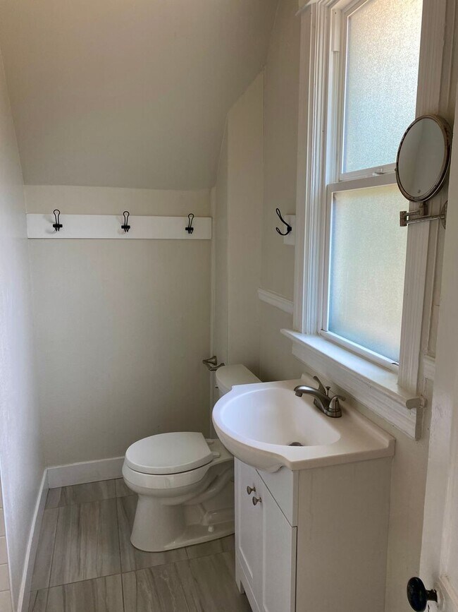 Building Photo - Spacious 4 bedroom Historic House - Available for Fall 2026-2027!