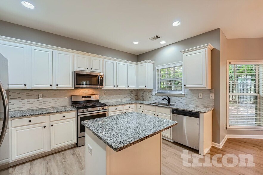 Building Photo - 2242 Rosemoore Walk NE