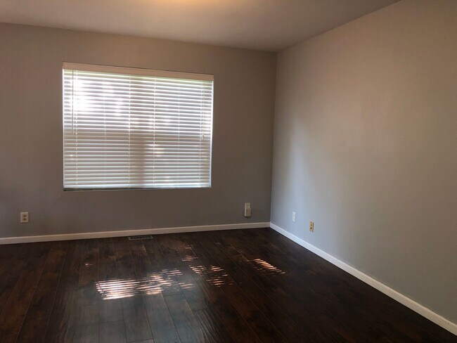 Building Photo - Beautiful Home next to Paddock Lake (3BR/1.5BA)