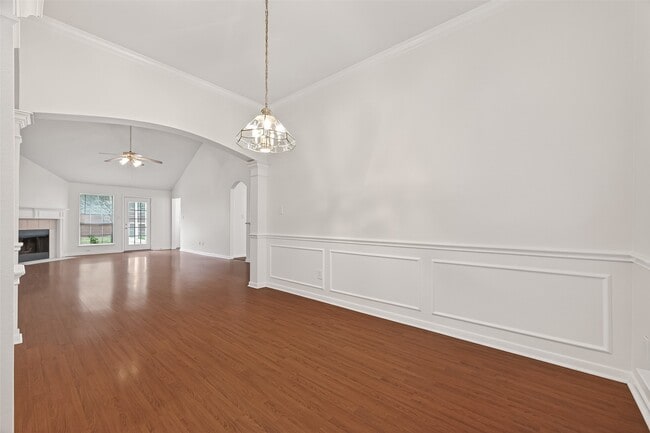 Building Photo - 2015 Waverly Glend Dr