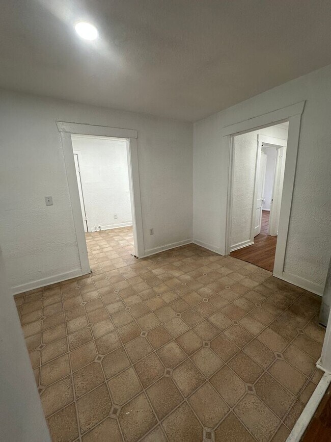 Building Photo - Cute 2 bed 1 bath Home