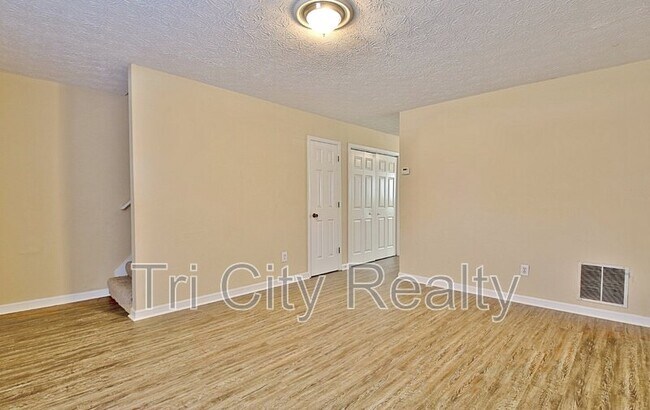 Building Photo - 220 Meadowbrook Ct