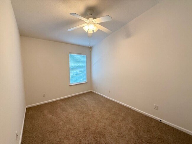 Building Photo - Beautiful 2-Bedroom Townhome with Loft and...