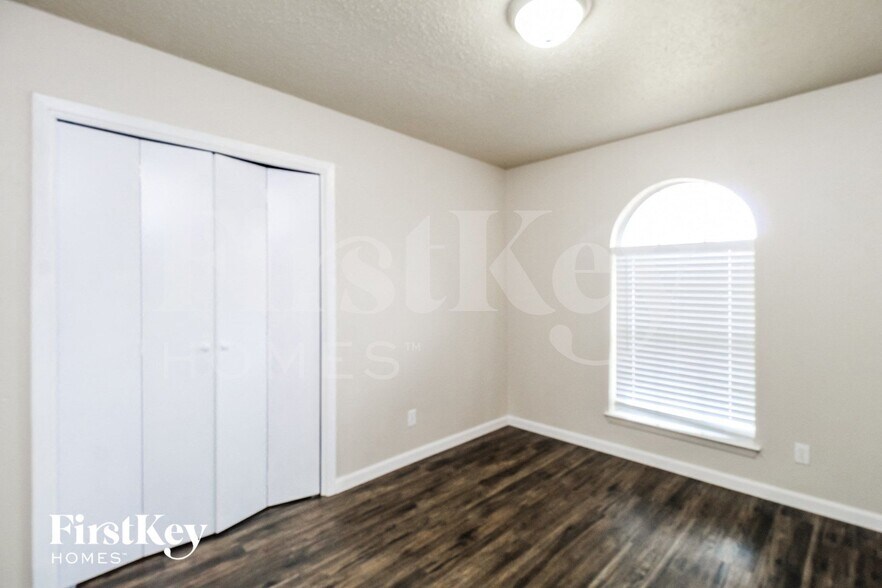 Building Photo - 2509 E Williamsburg Manor