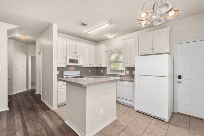 Building Photo - Available August 2026! Charming 4 Bed, 2.5...